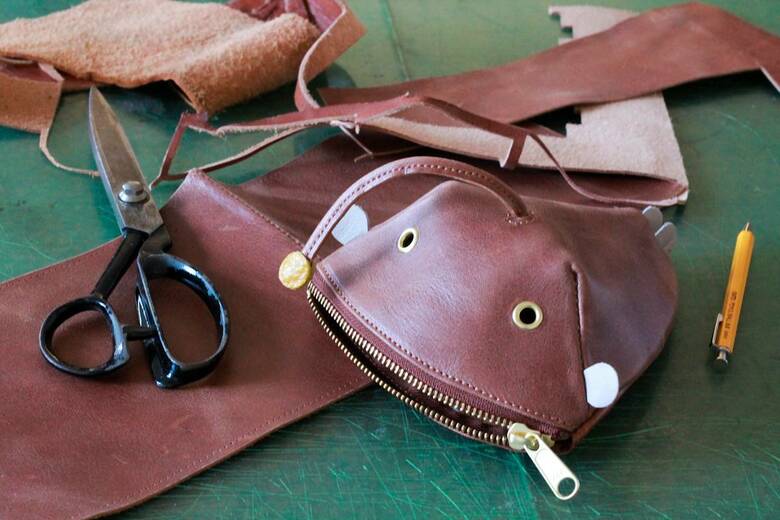 制作したチョウチンアンコウポーチと使用した革