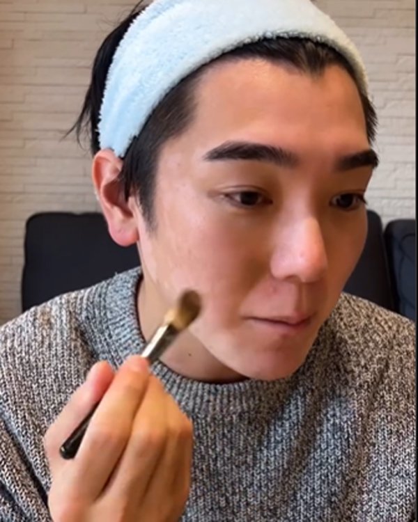 メイク動画をSNSで配信している