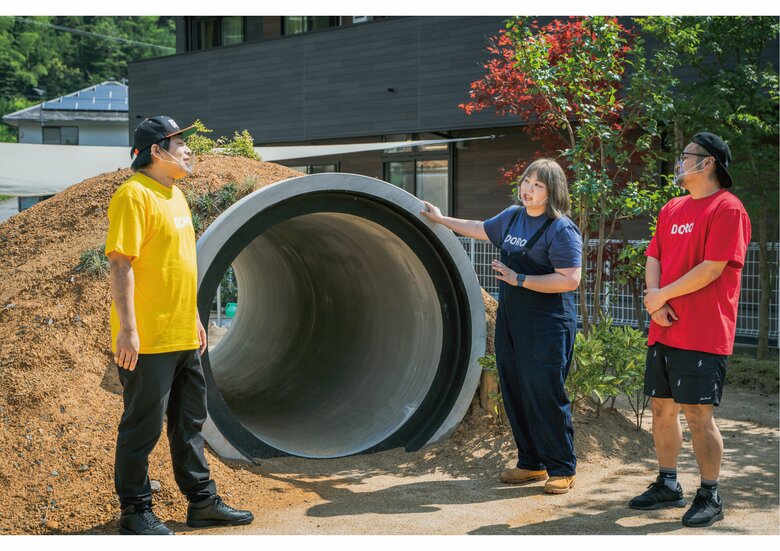 全国の砂場や園庭作りに携わるどろだんご先生（写真中央）