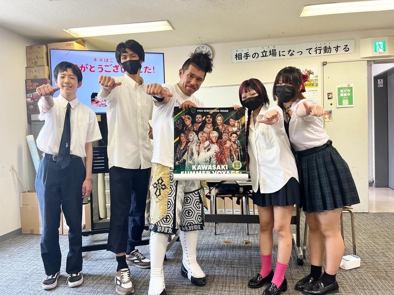 星槎国際高等学校 厚木校でのプロレスゼミ特別授業のときの記念写真（中央が大原さん）