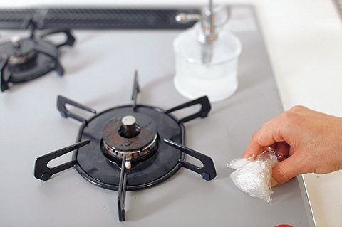 まるめたラップでこするとコンロの油汚れがすっきり