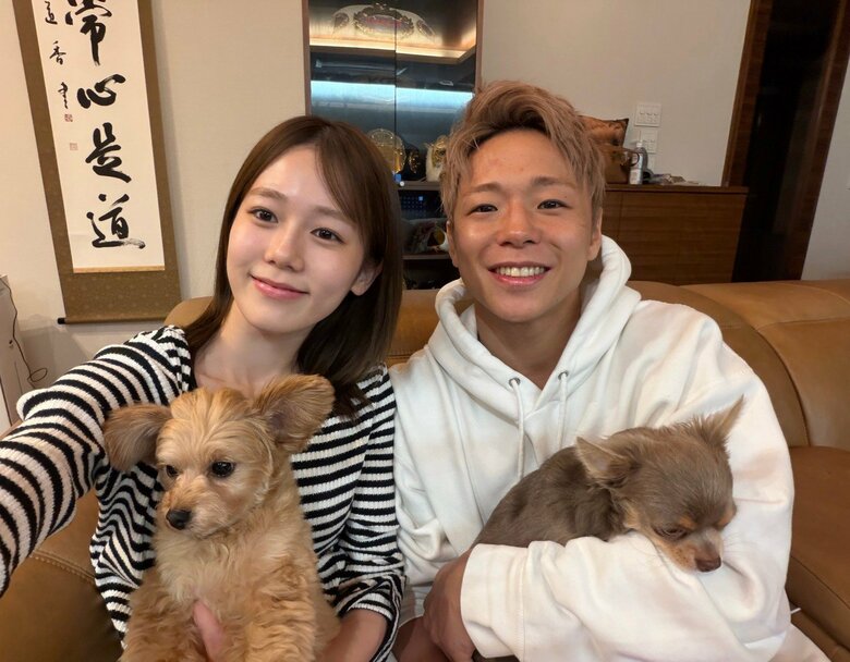 格闘家の武尊さん・川口葵さん夫婦と2匹の愛犬