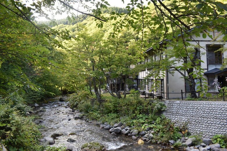 宇賀さんが訪れた青森県の「ランプの宿 青荷温泉」。自然豊かな場所に宿がある