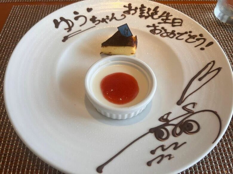 6月に49歳の誕生日を迎えた中澤裕子さんの祝ってもらっている様子（中澤さんのInstagram）