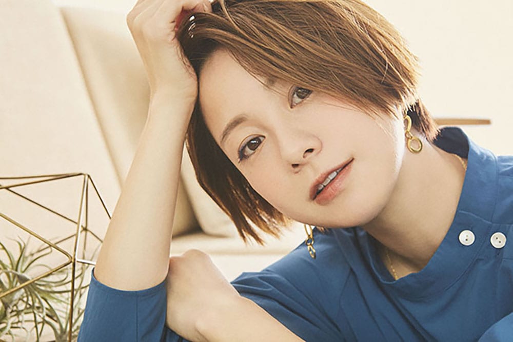 ソファ上での撮影に応じる田中美保さん