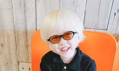 「Kポップ歌手みたいでカワイイでしょう？」7児のママ「アルビノ」4歳児をSNSで発信する訳