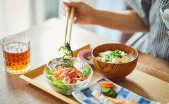 子供が食事中に肘をつくクセを直したい！意外な理由と対処方法