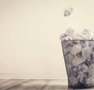 隣の奥さんが前夜にゴミを捨てるのはやめてほしい…トラブル急増の町内ルールに注意