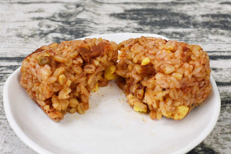 ナチュラルローソンのおすすめおにぎり「もち麦入りトマト＆チーズのおにぎり」のアップ画像