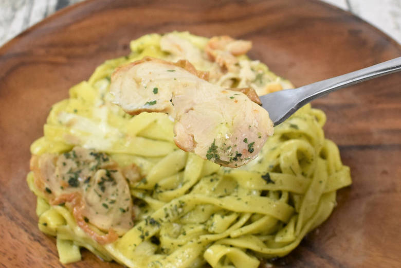 ローソンの人気パスタ「クアトロチーズのジェノベーゼパスタ」の実物画像04