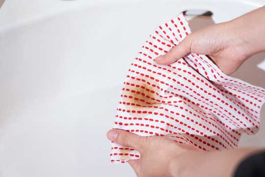 汚れた部分をしっかり濡らしておくと、その後のウタマロリキッドがなじみやすくなります。