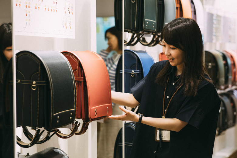 ▲風合いのある雰囲気の鋲や金具、ベージュのステッチを採用した「牛革 アンティークモデル」7万6000円