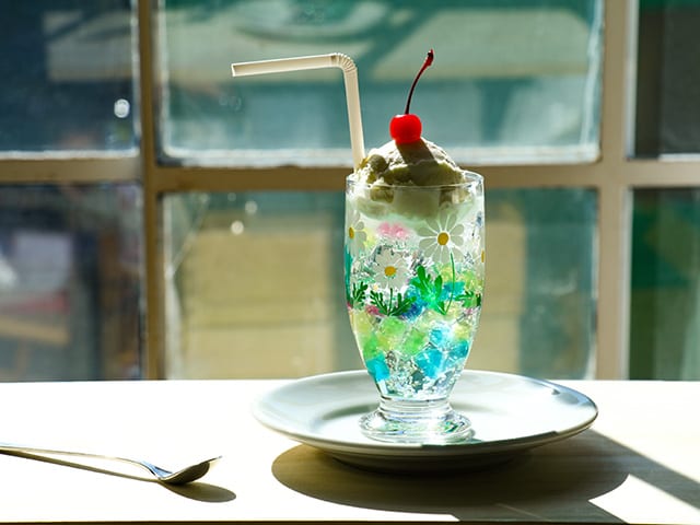 光の加減を大事にしているという桐本さんが撮影したアデリアレトロの写真。小物の用意からスイーツの盛り付け、撮影まですべてひとりで行う。