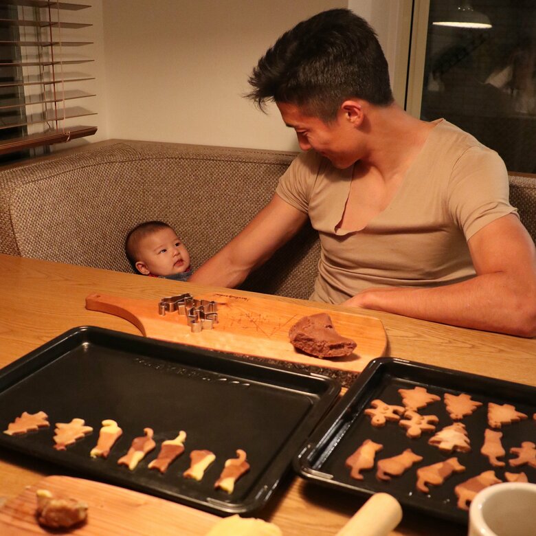 夫でプロサッカー選手の都倉賢さんとお子さん