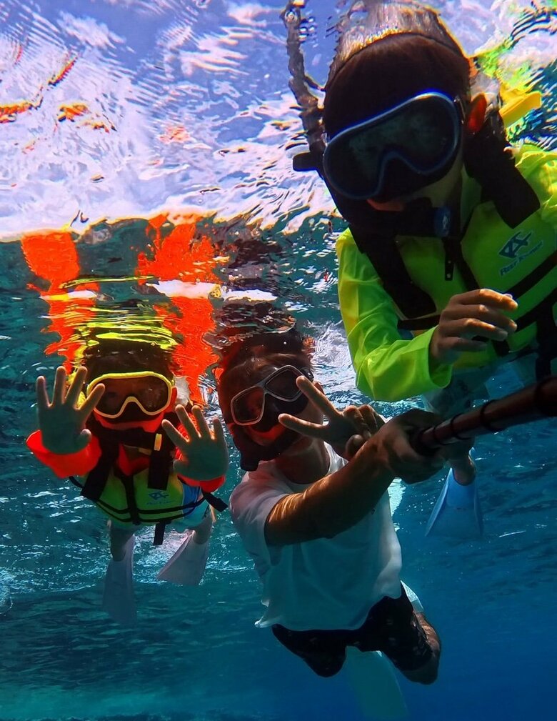 息子さんたちとシュノーケリングを楽しむ忍さん