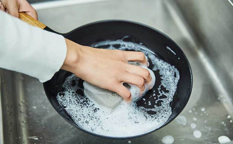 ▲鉄のフライパンのように専用のブラシを用意したり、洗剤が付かないように気にしたりしなくていい