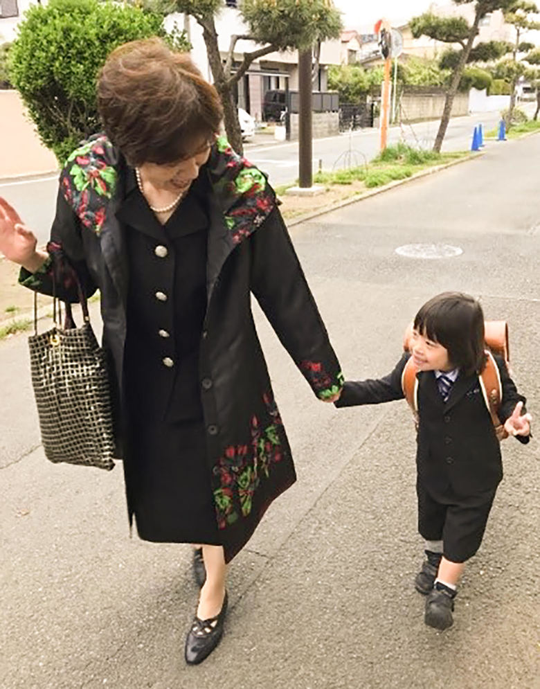 美良生くんの小学校の入学式には奥山さんの母親も