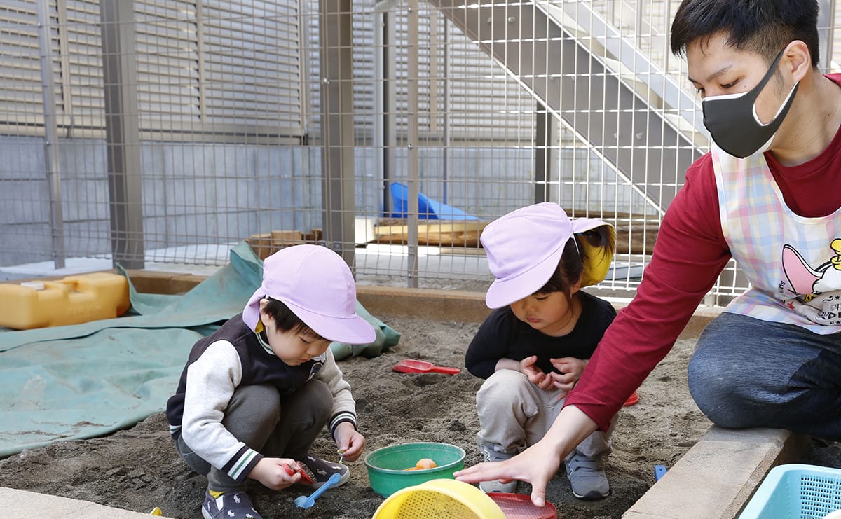 おうちジェンダー_保育士と子ども2