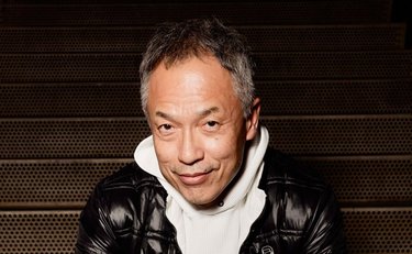 「会社で泳ぐのはもう限界」大手商社の安定を捨て、52歳から笑いの舞台へ。還暦で挑む「最後の賭け」