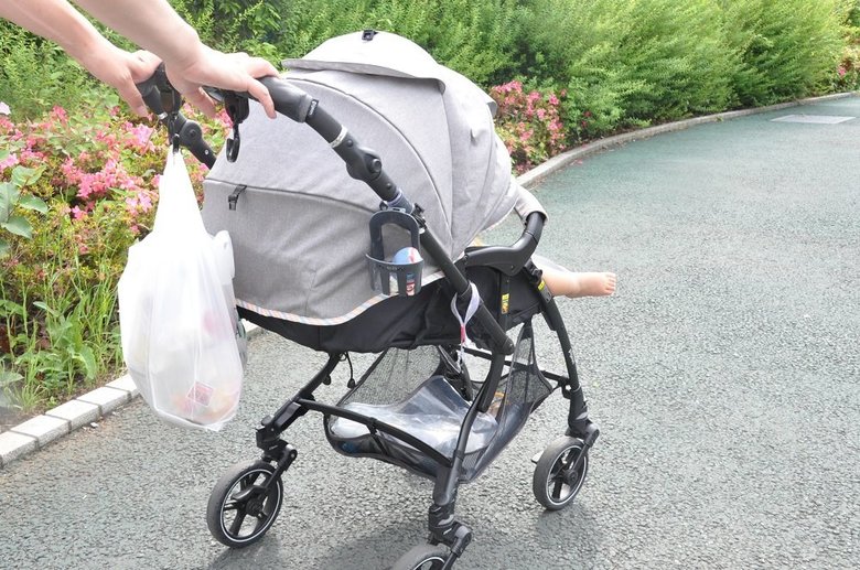 アスファルトの道を移動するベビーカー