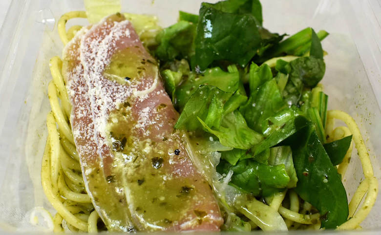 ローソンのおすすめ人気サラダ「生ハムのバジルパスタサラダ」の食レポ画像