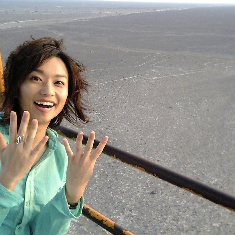 ナスカの地上絵を見下ろしながらリポートする住吉さん。語学が堪能で海外の仕事が多かったそう（写真提供／住吉さん）