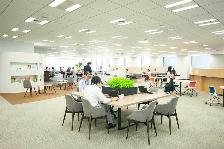 ユニ・チャーム社内の様子。さまざまな種類のデスクがあるオープンな雰囲気