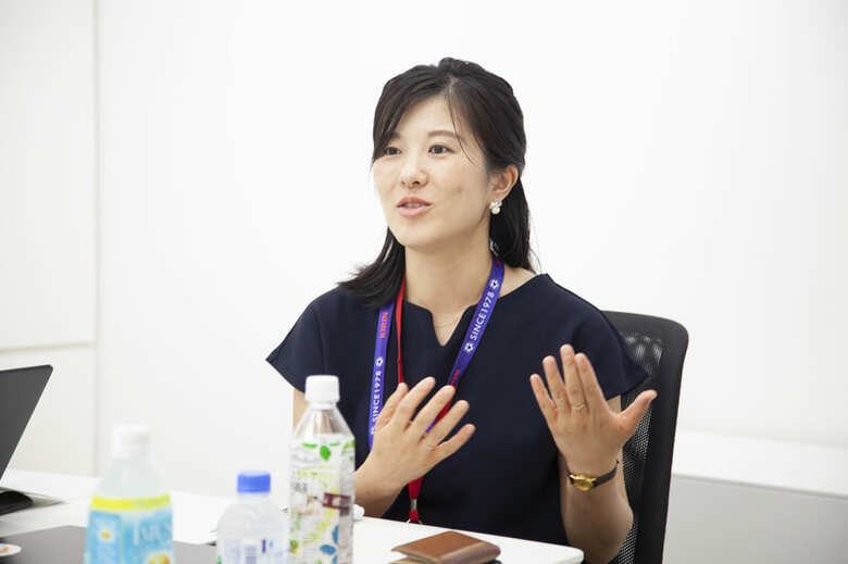 キリンホールディングス株式会社の人事総務部多様性推進室人事担当の豊福美咲さん。2008年入社後、工場総務、グループ会社での人事部門を経て、なりキリン事務局を含む多様性推進業務を担当する。自身も二児の母。