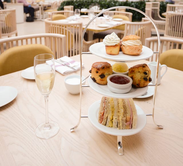 3段スタンドで提供されるアフタヌーンティー／PIXTA