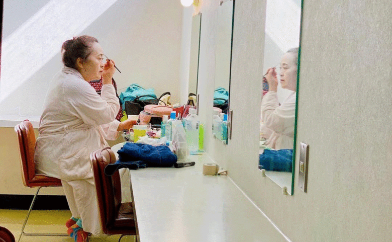 メイク室で化粧をする渡辺さん