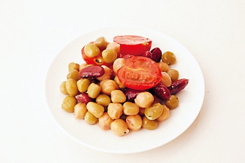 【豆サラダを作る】
豆サラダの材料を すべて混ぜ合わせる。