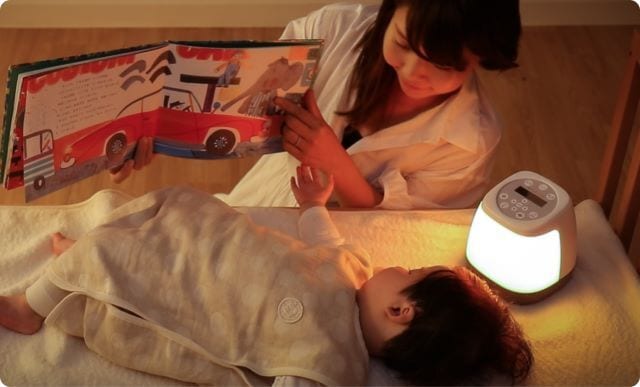寝かしつけ支援AIベッドライト「ainenne（あいねんね）」の使用例