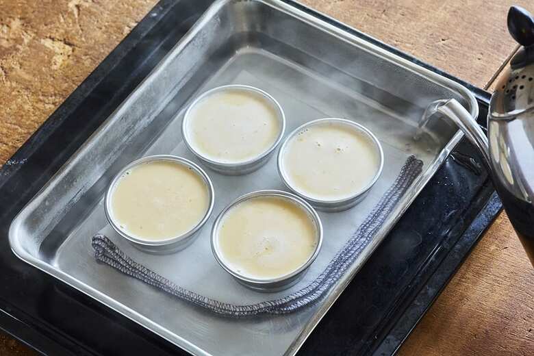 バットに布巾をしき、③のカラメルが固まっていることを確認してから並べる。④を型に等分に流し入れ、約60度の湯を型の8分目まで注ぐ。150度のオーブンで50分焼く。竹串を刺してみて生地がついてこなければ焼き上がり。網にのせて冷まし、冷蔵室で冷やす。