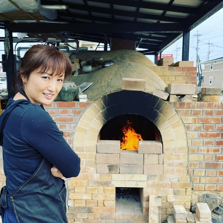 陶芸の作品を釜で焼いている井上さん。凛々しい！