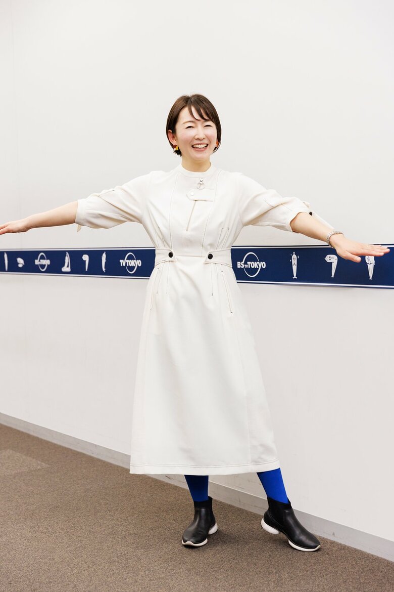 忙しい女性が参考にしたくなる、ワンピースに動きやすい靴のコーデが多い狩野さん