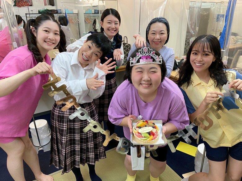 楽屋で座員から36歳の誕生日をお祝いを受ける。酒井さんの横には山田花子さんの姿も