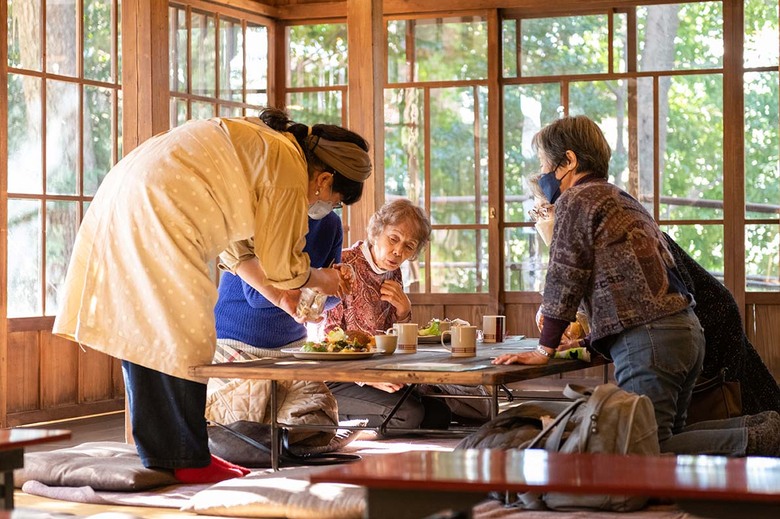 メニューの説明を丁寧に話して接客する枝元さん