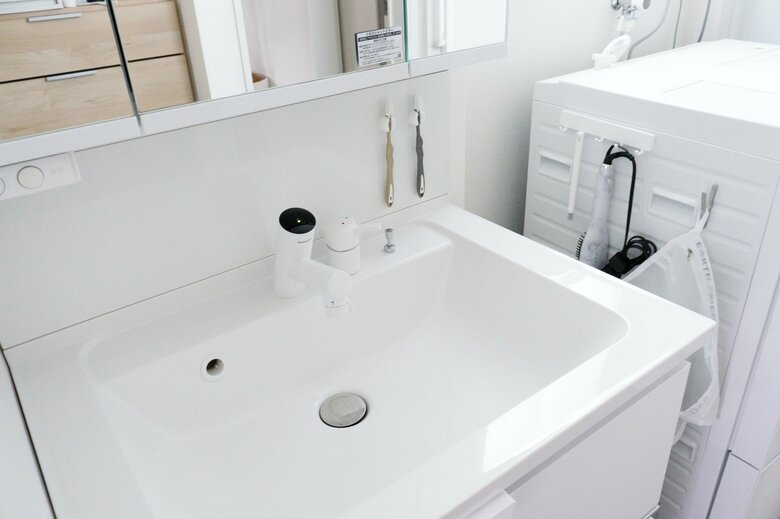 マグネットフックで洗濯機の側面も収納に活用できる