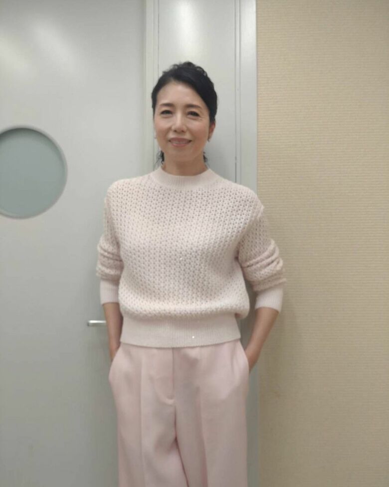 淡いピンクのファッションに身を包み、優しい笑みを浮かべる高橋さん