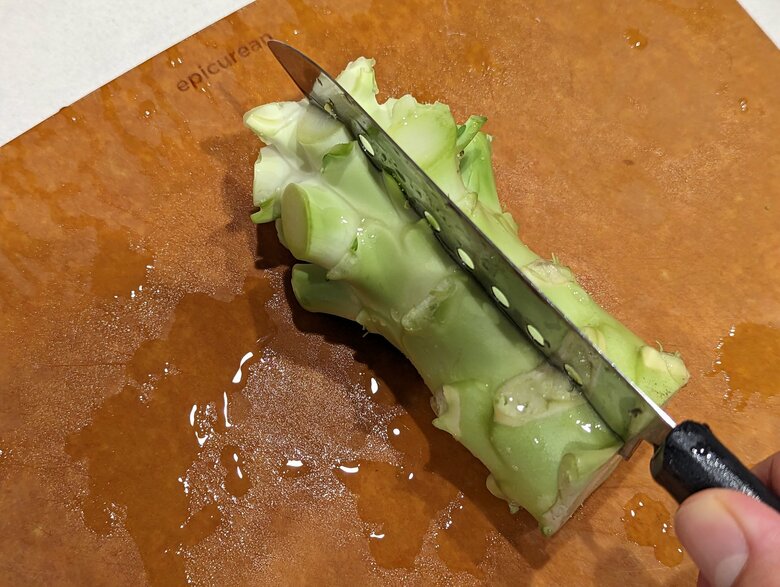 【皮むき法1】茎に切り込みを入れる