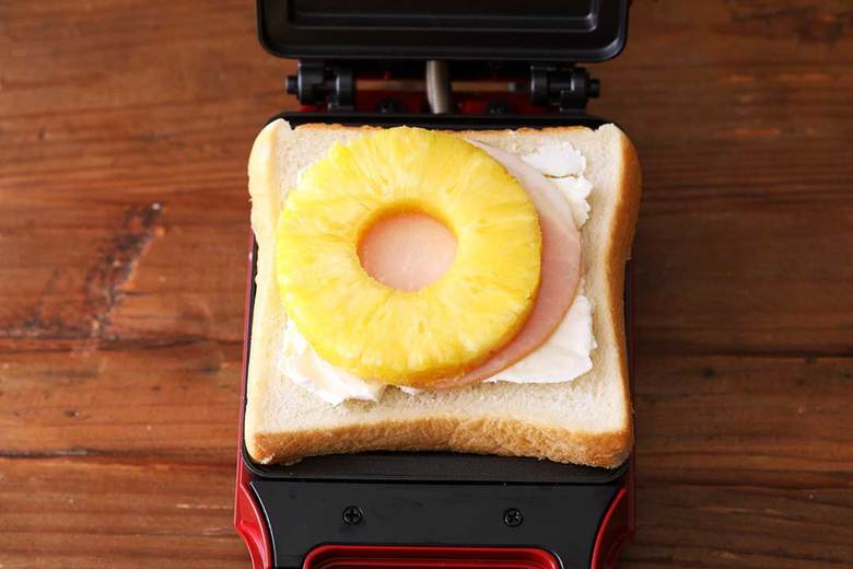 ホットサンドメーカーに③をセットする。②をのせたらカバーを閉じて焼く。