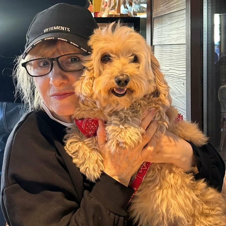 次男が飼っている犬を愛おしそうに抱くペピーさん