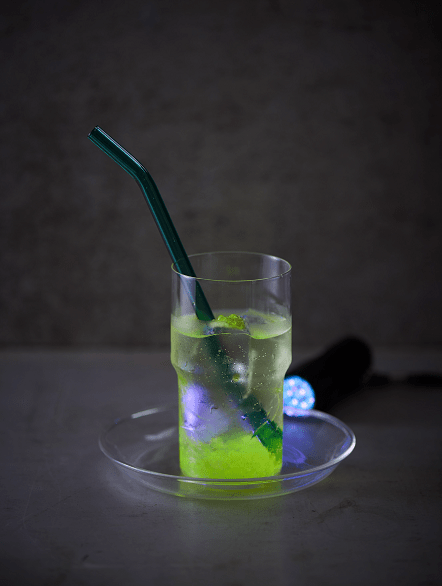 ブラックライトを当てるとつぶつぶゼリーが光るメカニズムについて学べる「光るつぶつぶドリンク」