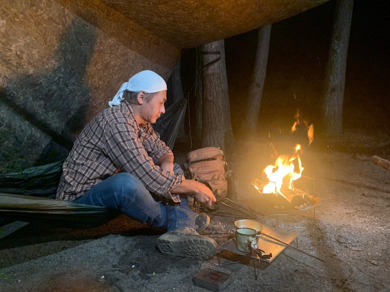 「ひとりが結局ラク」と話すヒロシさんの哀愁が漂う背中