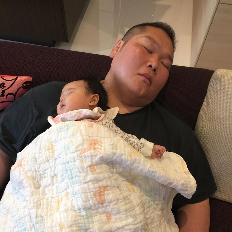 寝顔がそっくりな父と娘