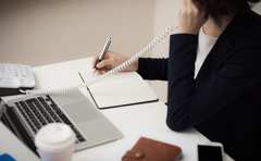 業務を抱えすぎた同僚が終業前に大騒ぎ…“とばっちり残業”の回避法とは？