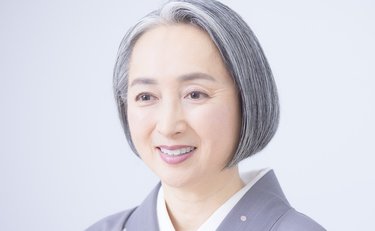 「おばあさんがいる！いやいや私だ（笑）」グレイヘアを選んだ近藤サト「劣化したと言われるのは想定内だったけれど」