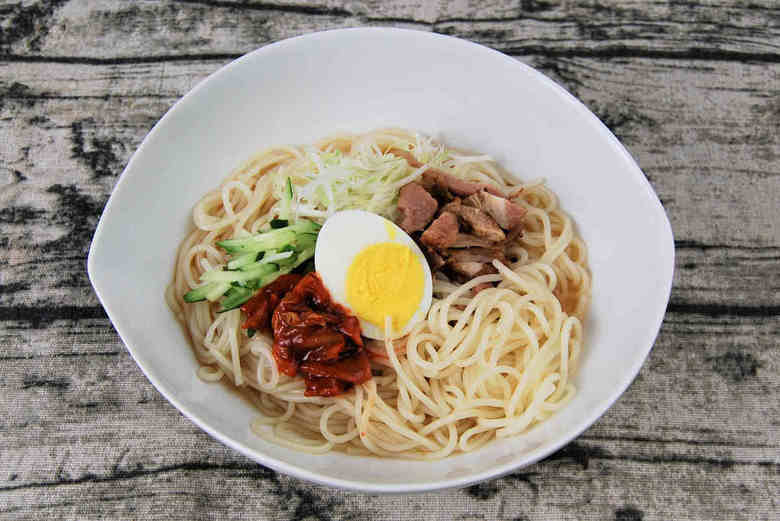 ファミマの人気ラーメンファミマ「旨辛キムチの盛岡風冷麺」の実物画像03