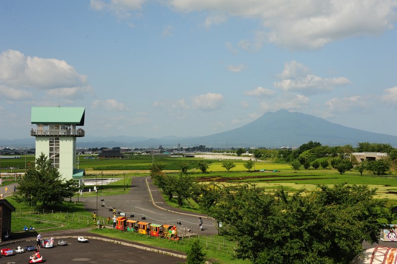 第2会場を望める「道の駅いなかだて 弥生の里」の展望台（左）と岩木山（右）