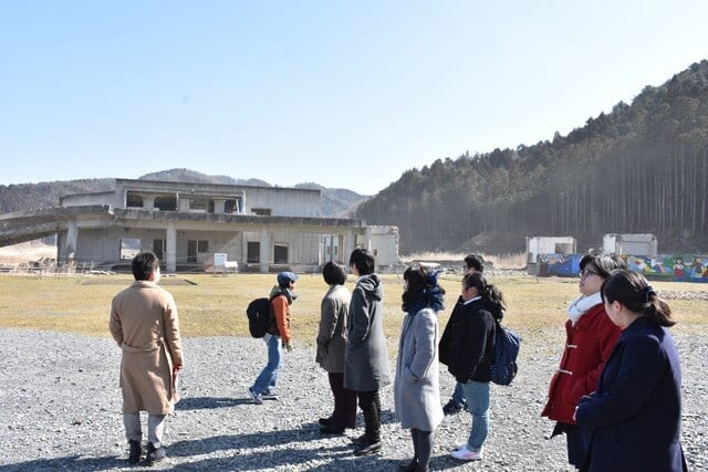 18年3月、東北ユースオーケストラのメンバーと大川小学校の跡地を訪ねた（本人提供）　　